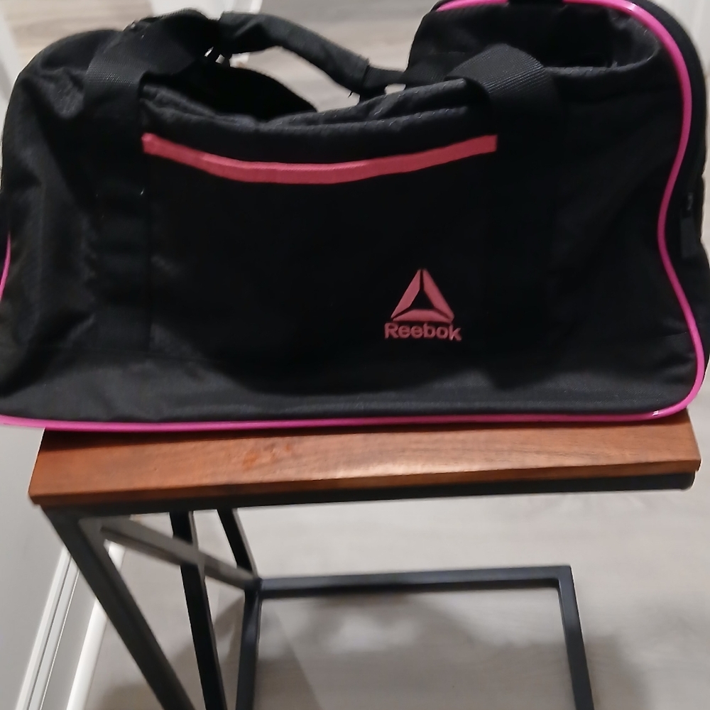 REEBOK DUFFLE BAG TEXTURED Black AND PINK  ..ROOMY!